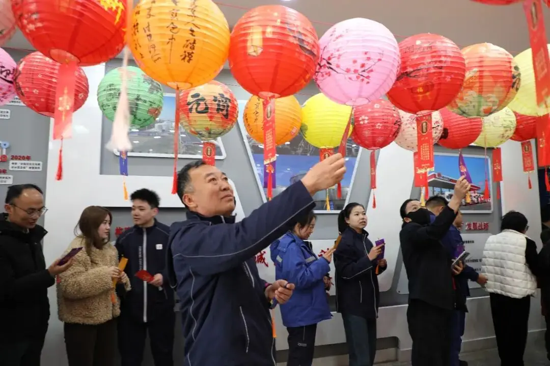 পুনর্মিলনী বসন্তের উষ্ণতা উদযাপন করে